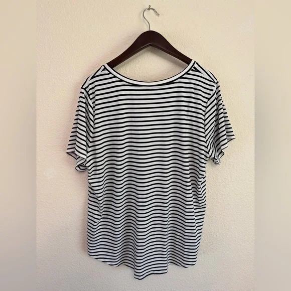 Black & White Striped V-Neck Tee – Size 2XL - Picture 2 of 9